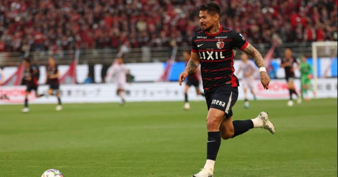 ex-vitoria,-leo-ceara-fica-de-olho-em-bicampeonato-e-nova-artilharia-no-futebol-japones