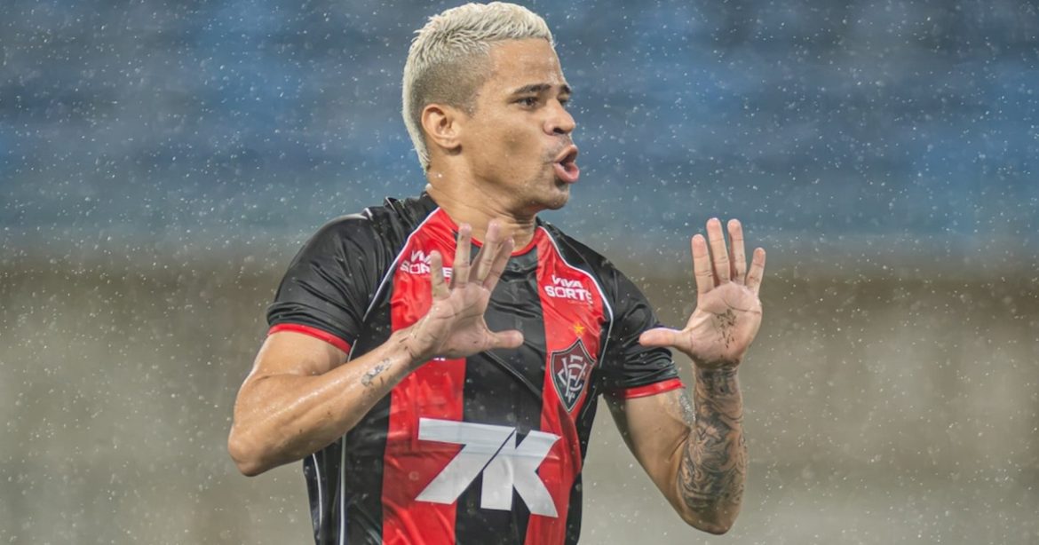 erick-celebra-marca-de-100-jogos-pelo-vitoria-apos-vaga-na-final-do-nordestao