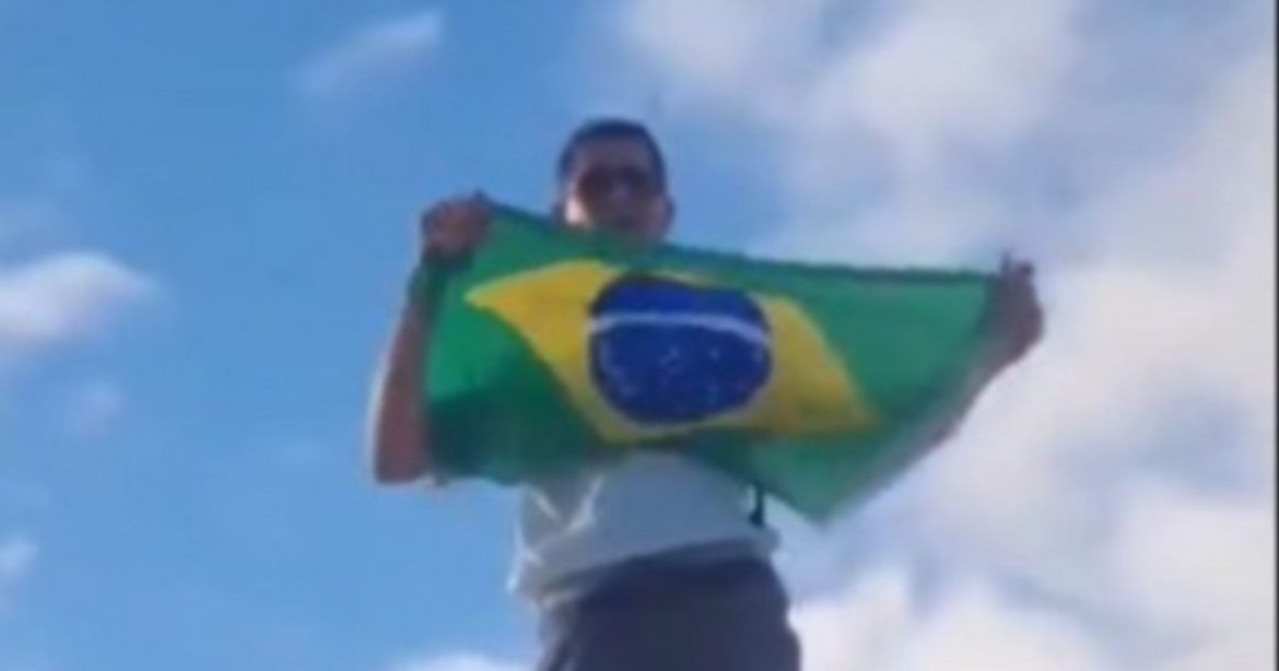 video:-rodoviario-sobe-em-onibus-e-protesta-contra-condicoes-de-trabalho-em-narandiba
