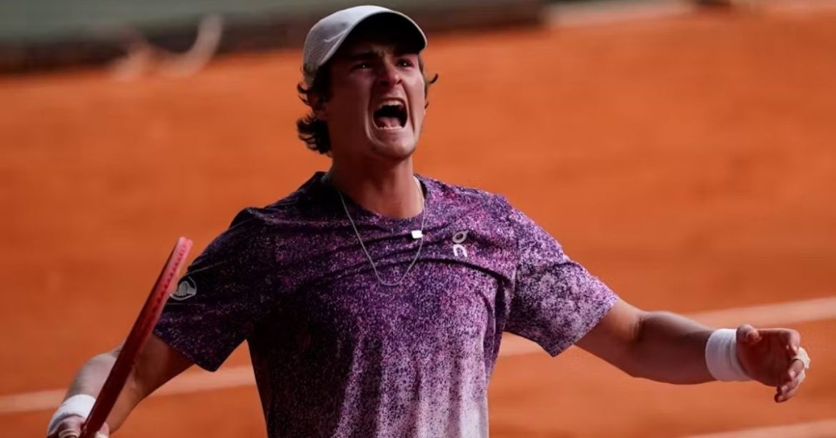 “ainda-sem-acreditar”:-joao-fonseca-celebra-vitoria-historica-sobre-djokovic