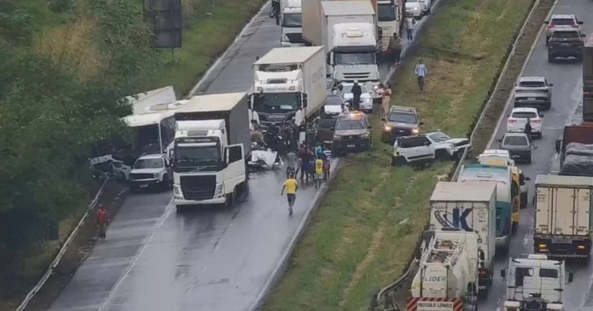 colisao-envolvendo-seis-veiculos-deixa-dois-feridos-na-br-324