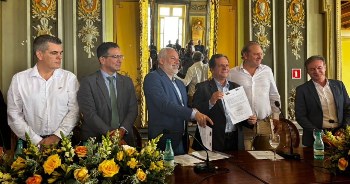 governo-assina-ordem-de-servico-para-obras-de-hotel-de-luxo-no-palacio-rio-branco-e-secretario-de-turismo-celebra:-“vai-ser-devolvido-aos-baianos”