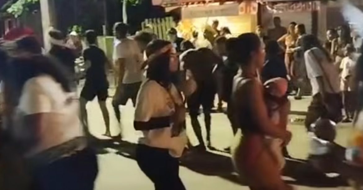 video:-indigenas-protestam-contra-ordem-de-desocupacao-em-rodovia-de-arraial-d’ajuda