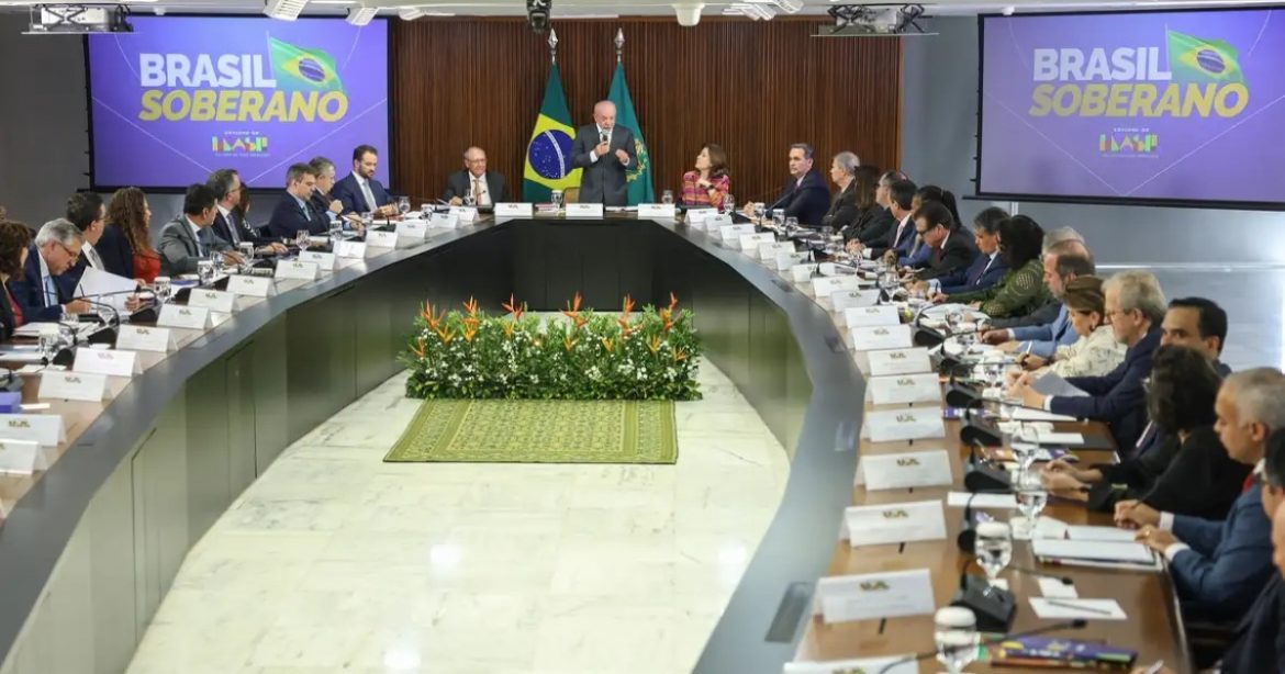 lula-diz-que-nao-vai-“adotar-mais-a-politica-do-vira-lata”-em-negociacao-com-os-eua-e-indica-busca-por-novos-parceiros-comerciais
