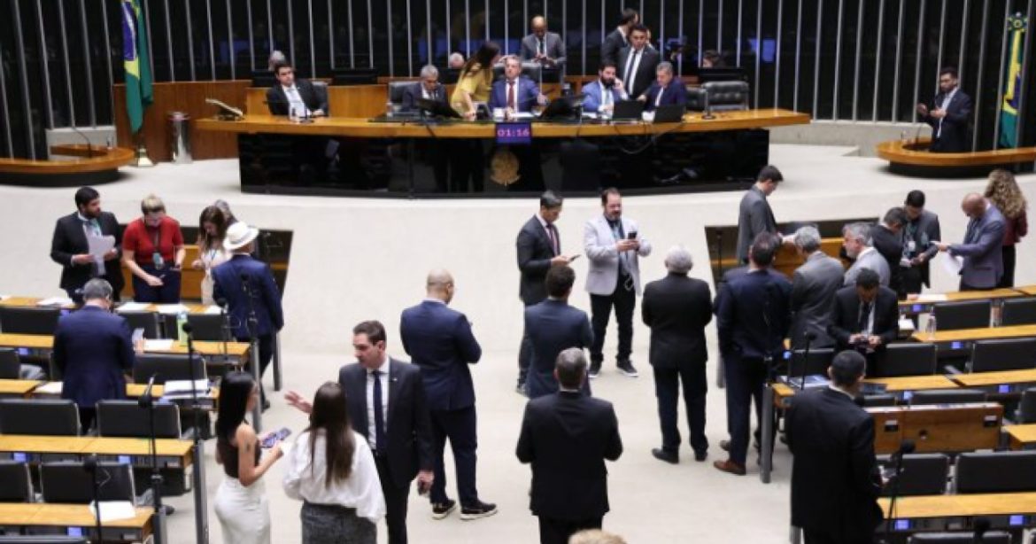 feriados-esvaziados-viram-oportunidade-para-camara-aprovar-pautas-simbolicas-e-comemorativas