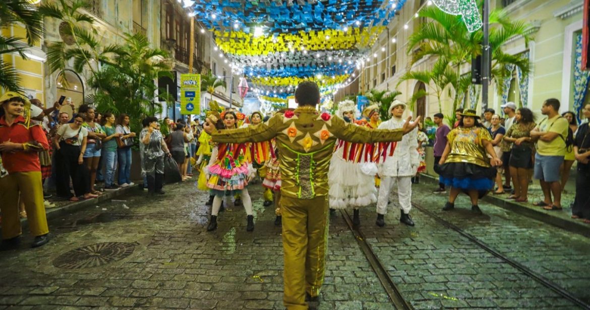arraia-da-prefs-e-iniciado-com-apresentacoes-culturais-e-cortejos-no-centro-historico-de-salvador