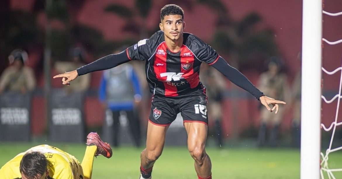 “rene-kane”:-vitoria-anuncia-a-contratacao-do-centroavante-rene-por-tres-anos